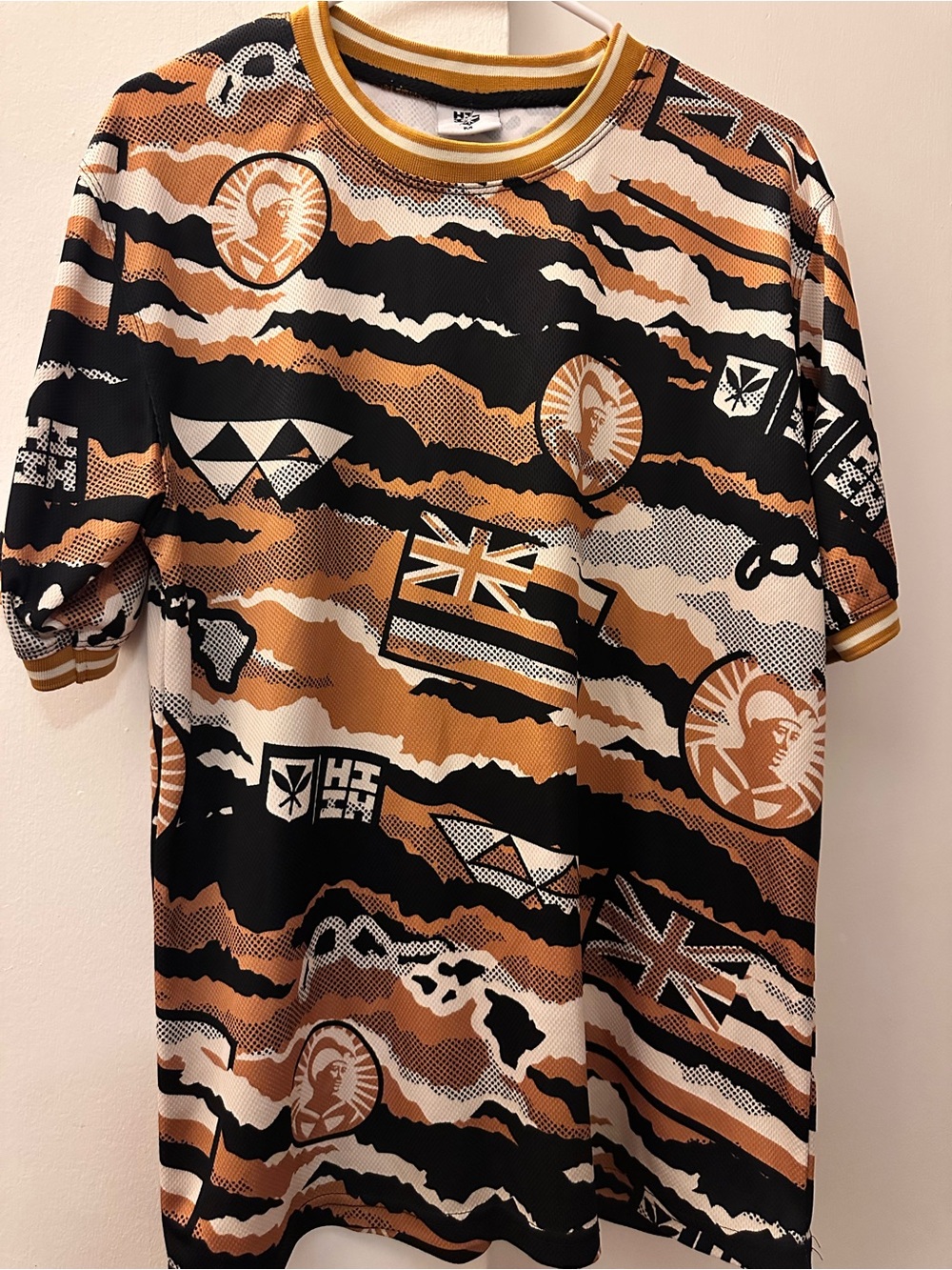 Hawaii’s Finest short sleeve shirt. Kamehameha &Hawaiian Island print Paradise M
